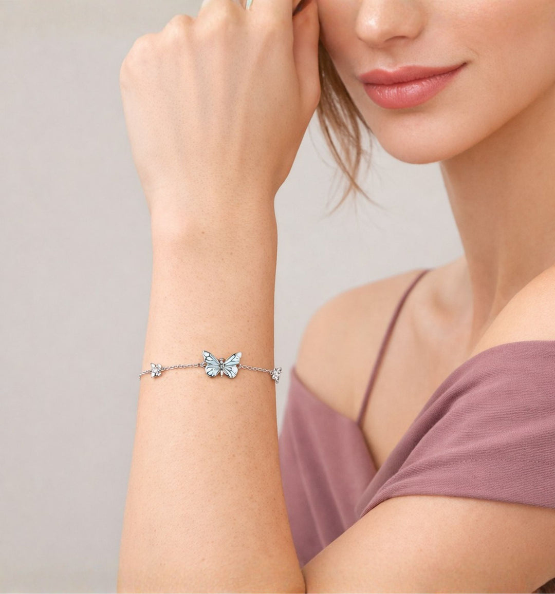 Pulsera Mariposa Luminosa puesta