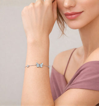 Pulsera Mariposa Luminosa puesta