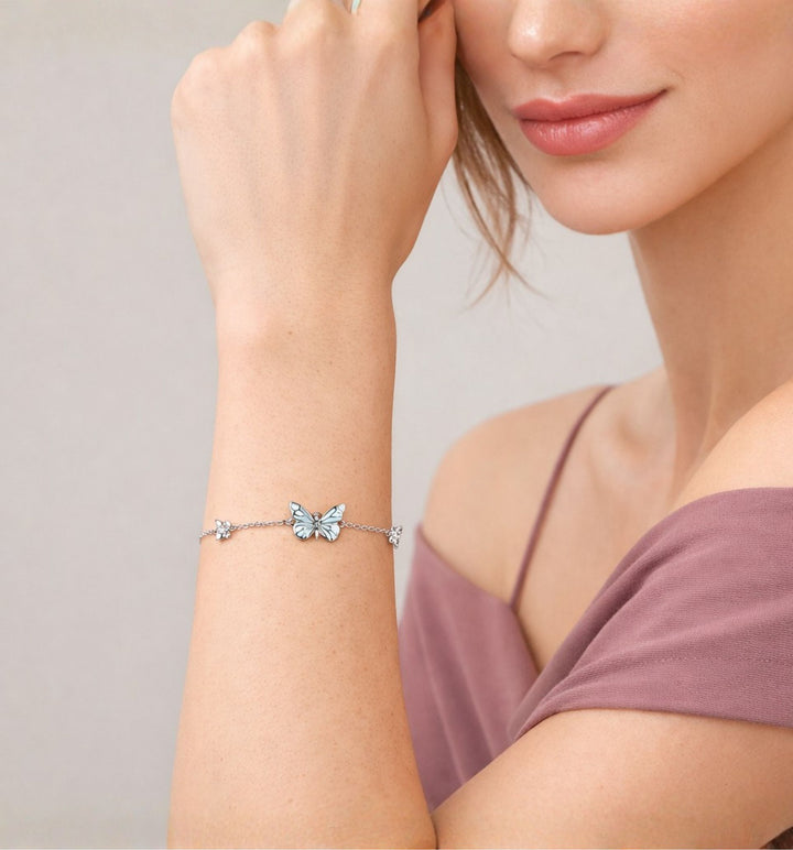 Pulsera Mariposa Luminosa puesta