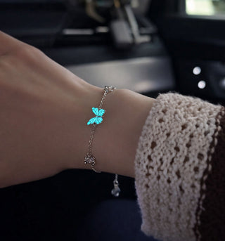 Pulsera Mariposa Luminosa brillando en la oscuridad