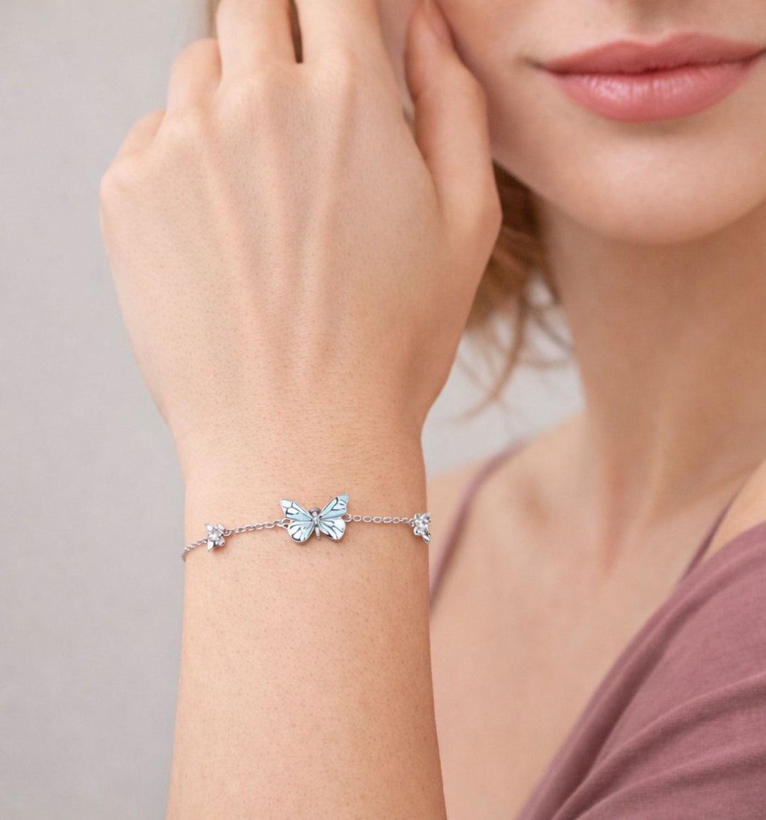 Pulsera Mariposa Luminosa puesta