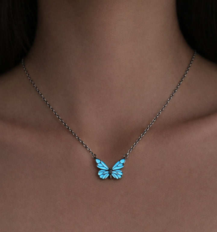 Collar Mariposa Luminosa en la oscuridad