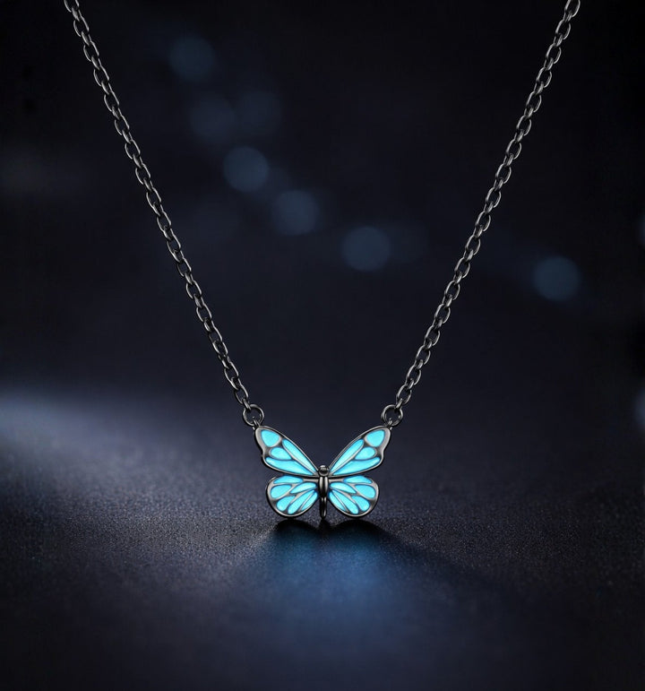 Collar Mariposa Luminosa brillando en la oscuridad