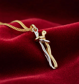 Collar Abrazo Eterno puesto