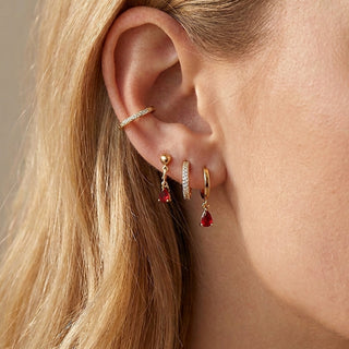 Set Granate puesto: pendientes con gotas rojas en oro
